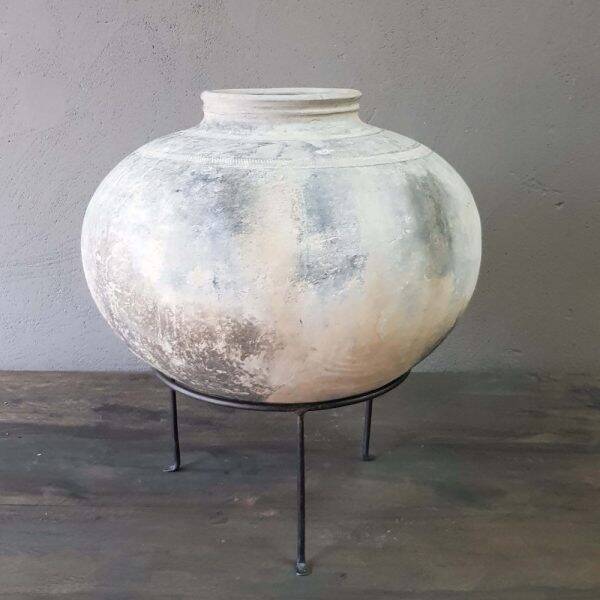 Keramische vaas op statief uit de collectie van Varzi Home Art & Design