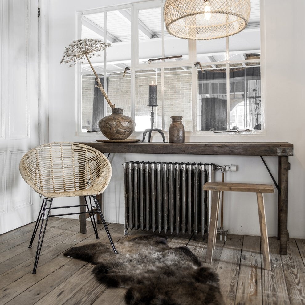 Houten stoel met lamsvacht en radiator — woondecoratie in de showroom