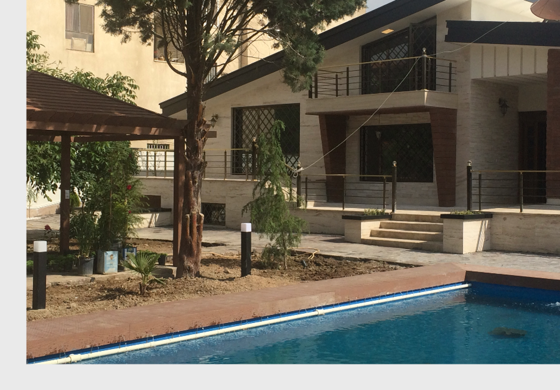 Villa met zwembad, pergola en beplanting — sfeerimpressie buitenruimte